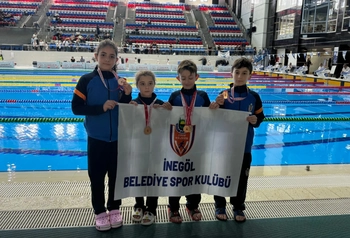 İnegöl Belediyespor Yüzme Takımından 18 Madalyalık Gurur