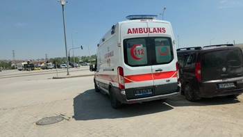 İnegöl’de Kamyonetin Çarptığı Motosiklet Sürücüsü Yaralandı: Sürücü Kaçtı