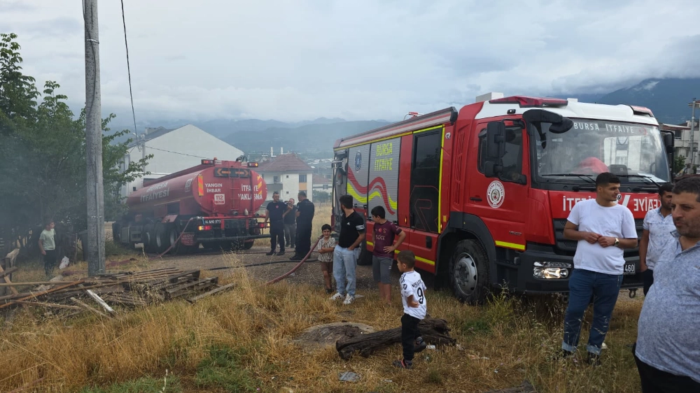 İnegöl'de Odunlukta Çıkan Yangın Büyümeden Söndürüldü