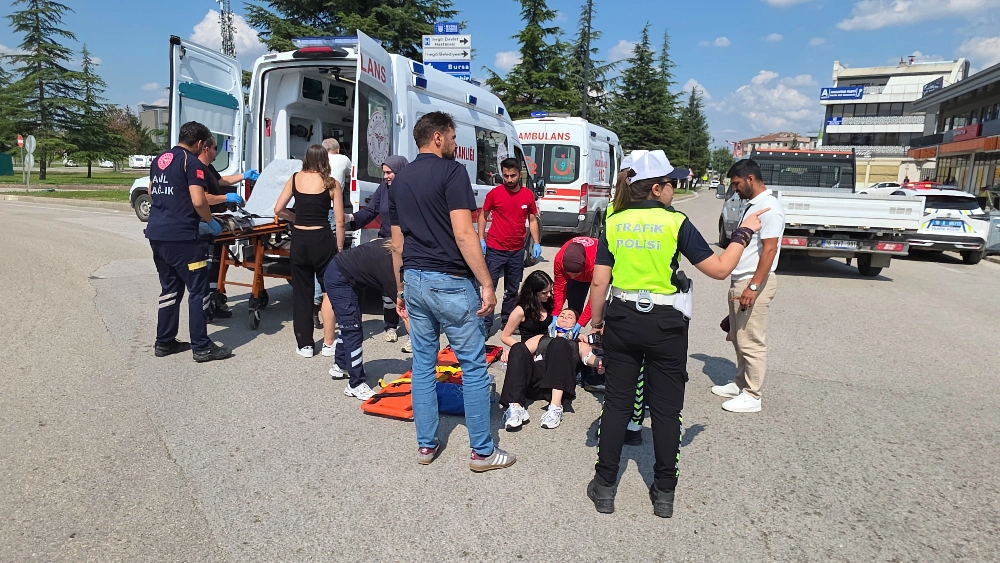 İnegöl'de İtfaiye Kavşağı'nda Kaza! Motosikletteki 2 Kadın Yaralandı