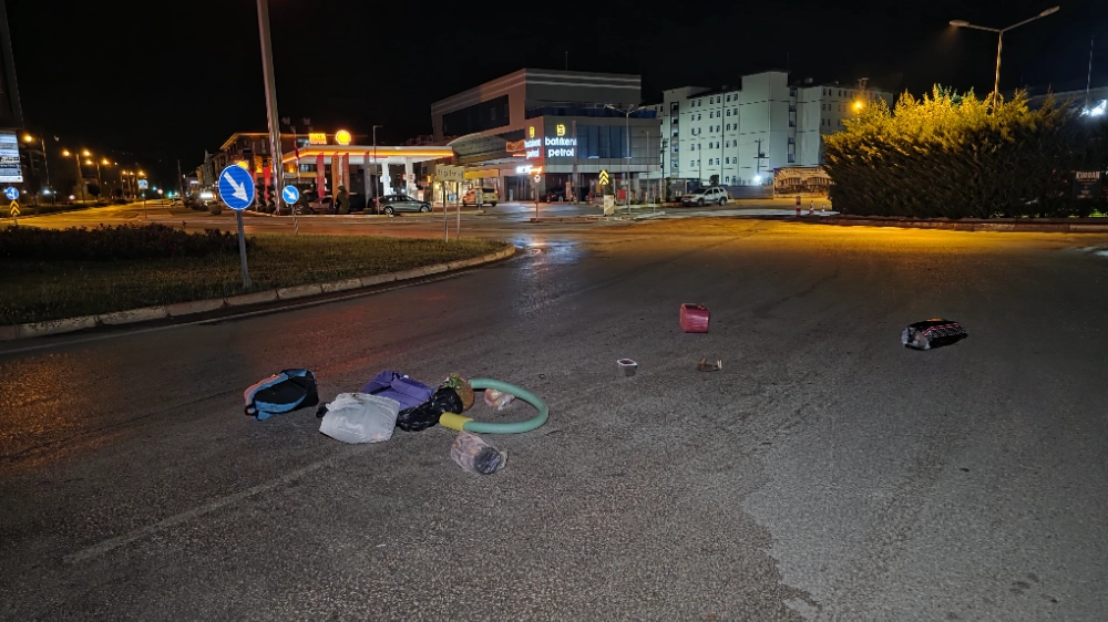 İnegöl'de Gizemli Kaza! Kaldırıma Çarpan Otomobil Kaçtı
